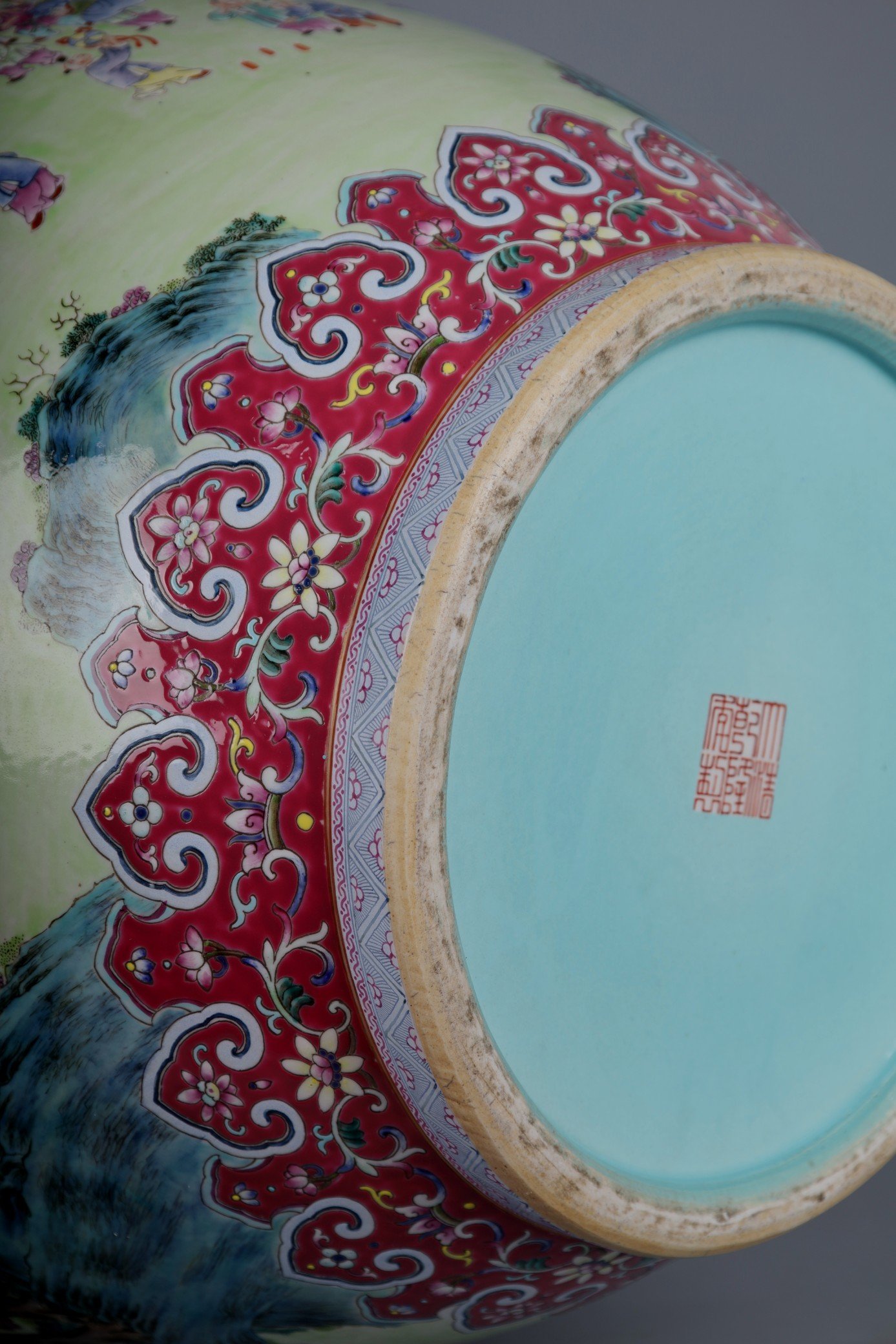 Qing Dynasty Qianlong a large vase with famille rose color