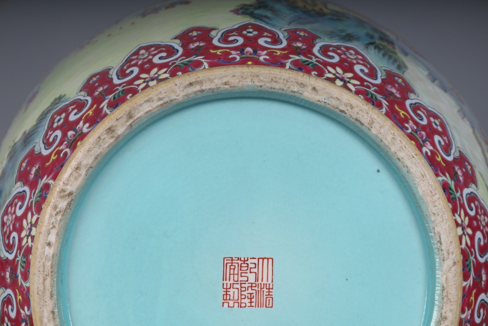 Qing Dynasty Qianlong a large vase with famille rose color