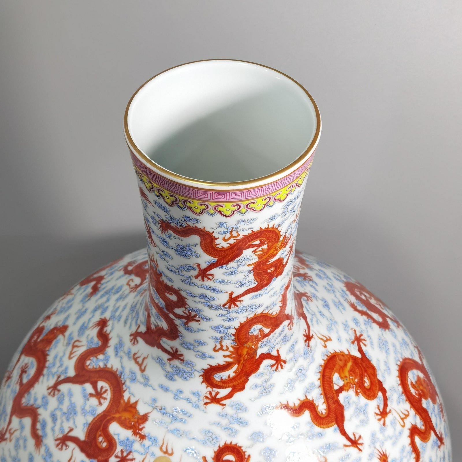 Qing Dynasty Qianlong pastel sea alum red dragon pattern celestial sphere