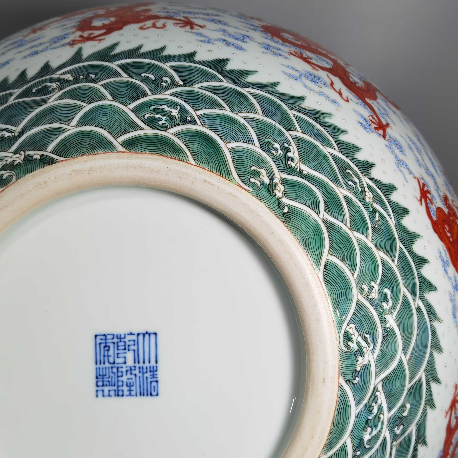 Qing Dynasty Qianlong pastel sea alum red dragon pattern celestial sphere