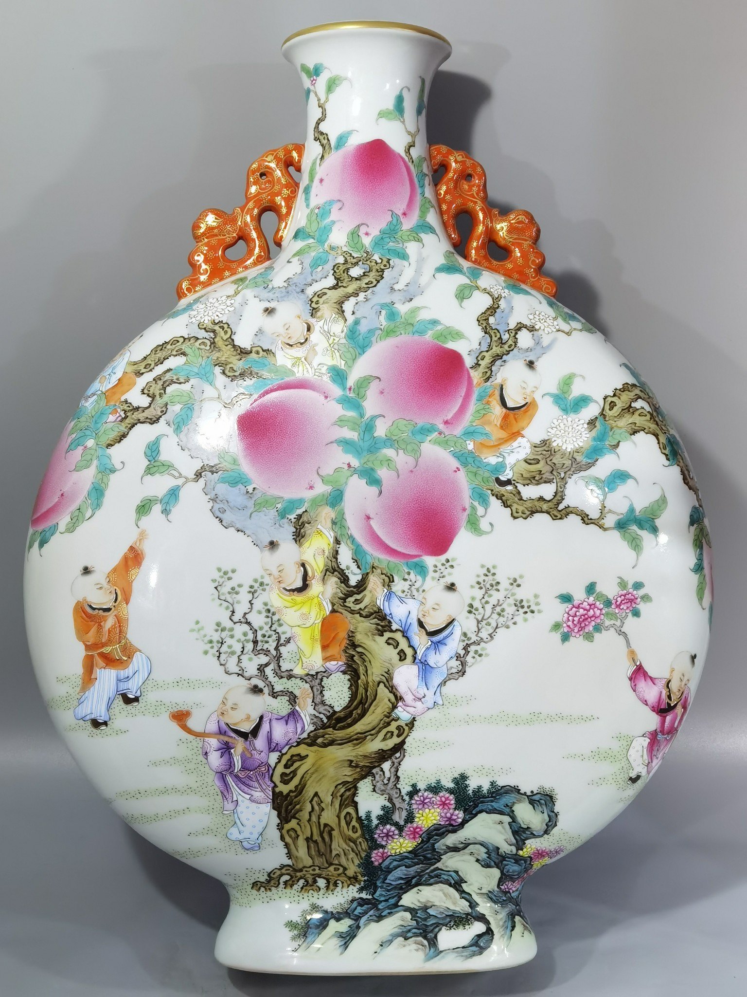 Qing Dynasty Qianlong famille rose flat vase with two ears and a poem written by a boy on a peach