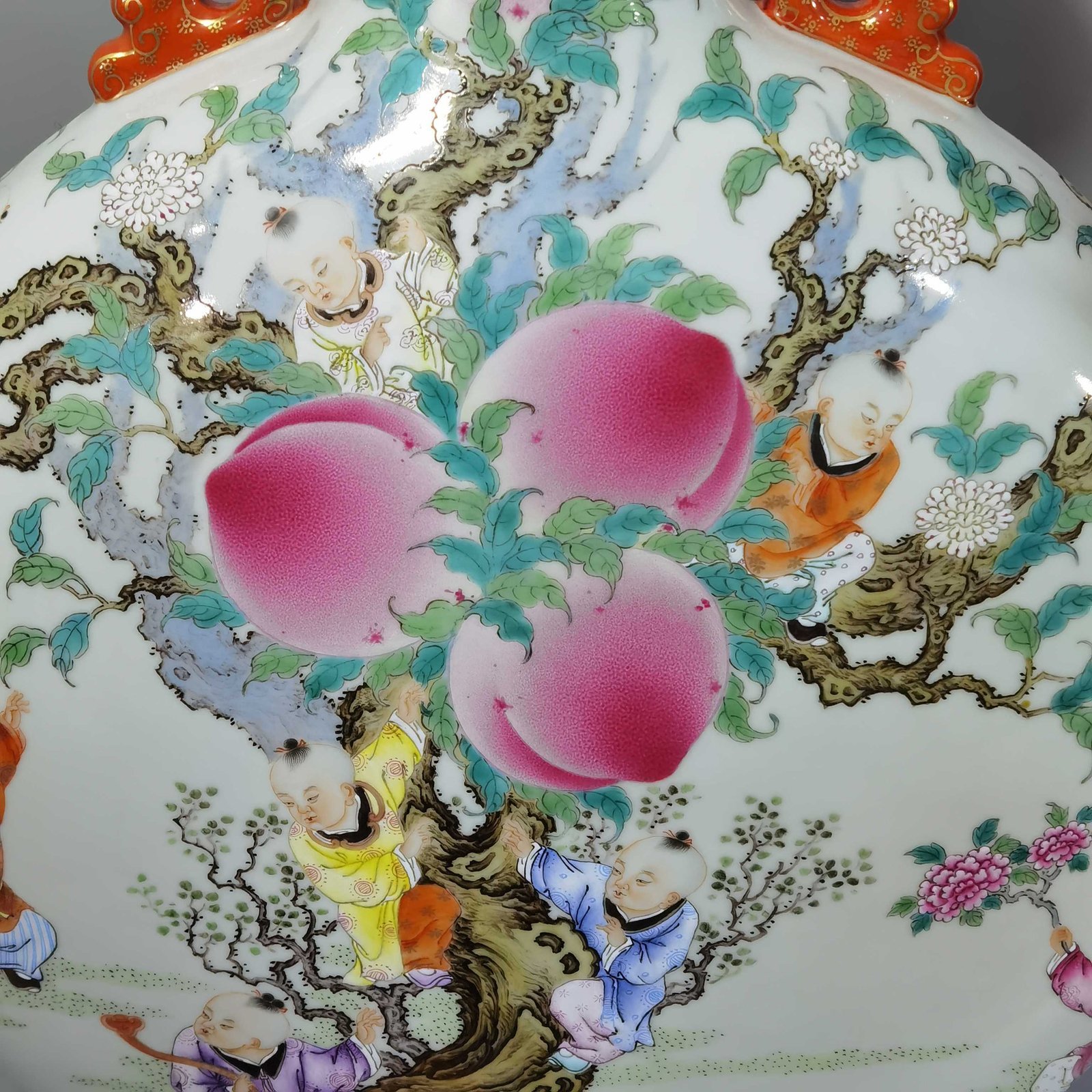 Qing Dynasty Qianlong famille rose flat vase with two ears and a poem written by a boy on a peach