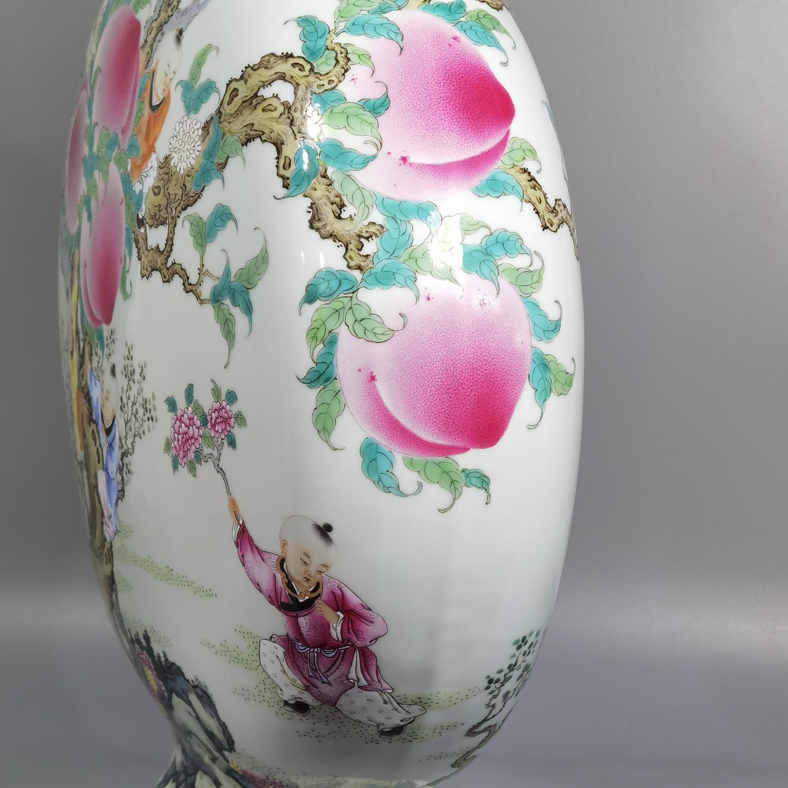 Qing Dynasty Qianlong famille rose flat vase with two ears and a poem written by a boy on a peach