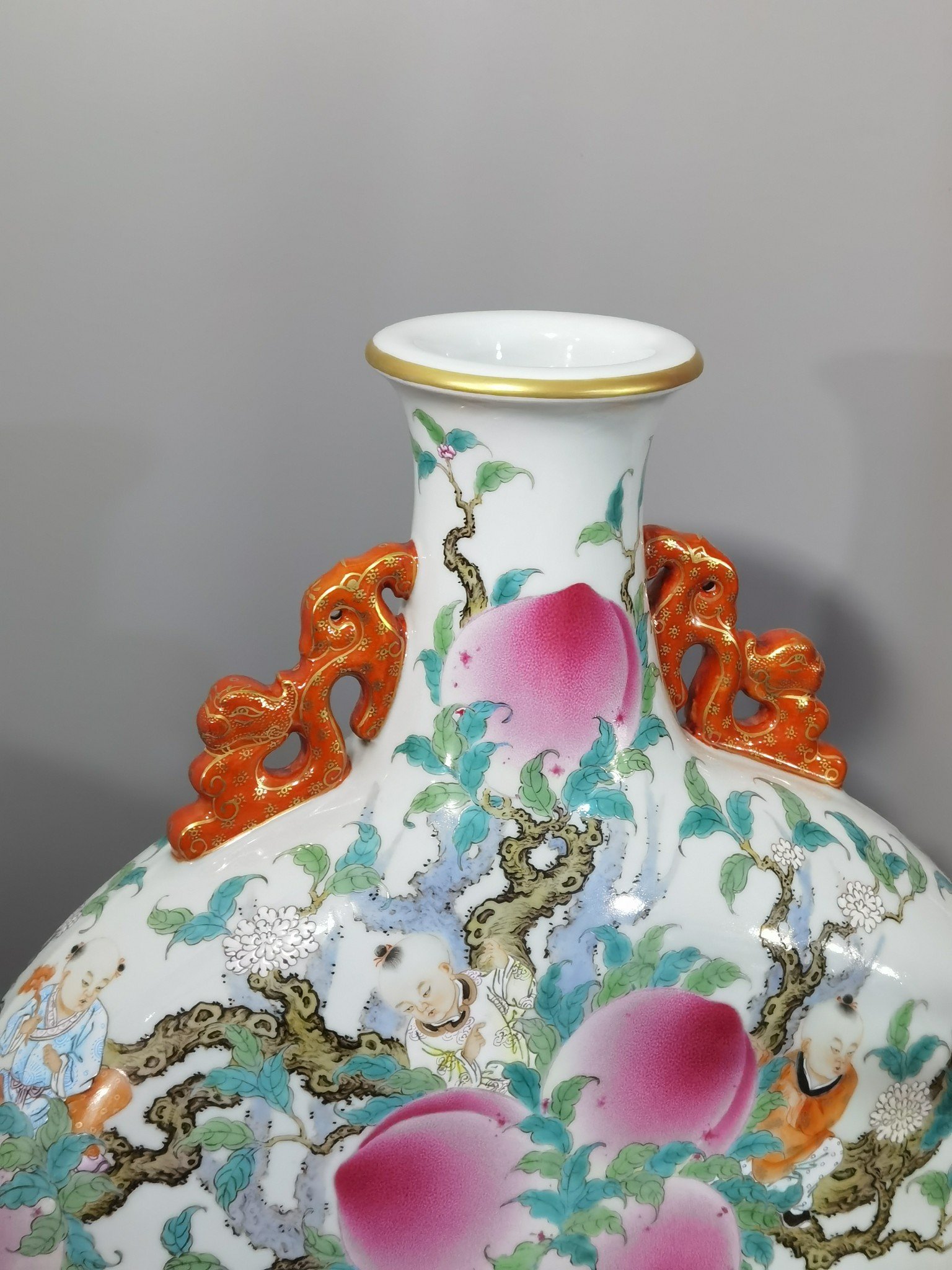 Qing Dynasty Qianlong famille rose flat vase with two ears and a poem written by a boy on a peach