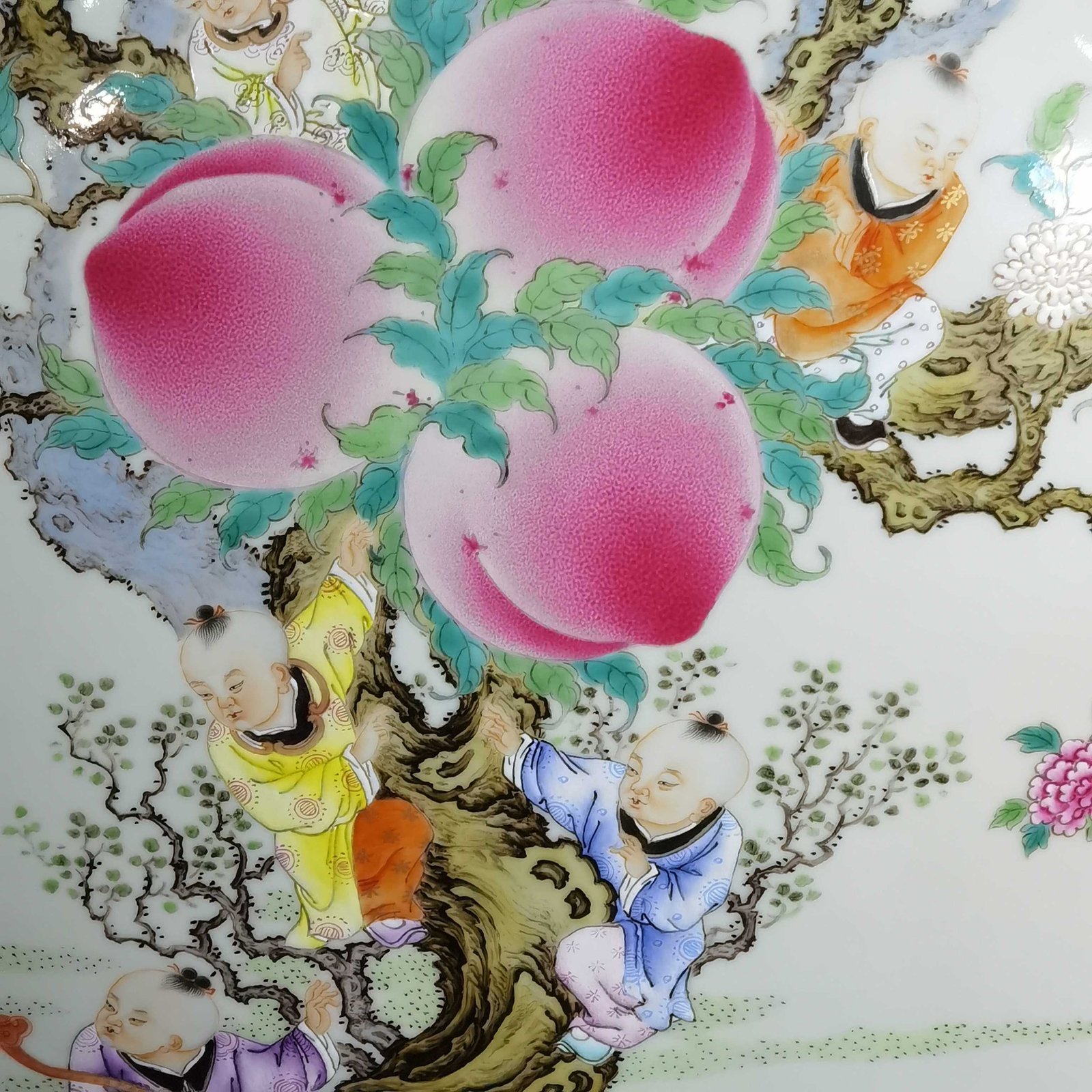 Qing Dynasty Qianlong famille rose flat vase with two ears and a poem written by a boy on a peach