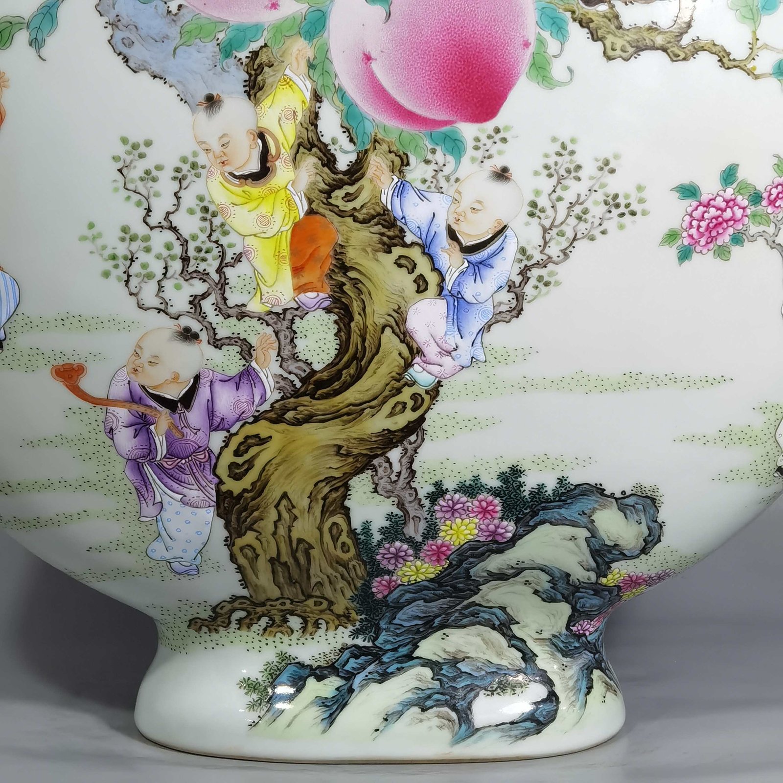 Qing Dynasty Qianlong famille rose flat vase with two ears and a poem written by a boy on a peach