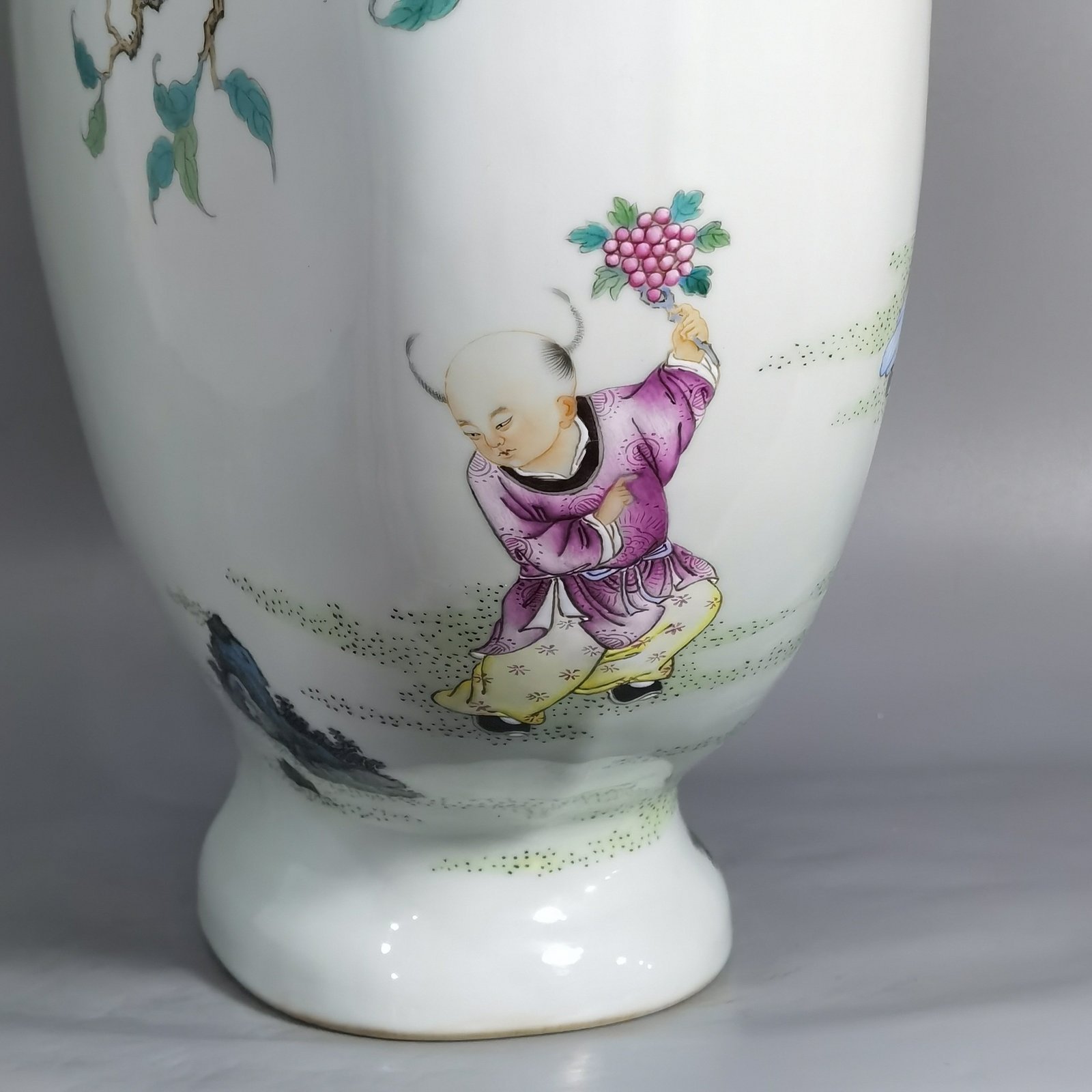 Qing Dynasty Qianlong famille rose flat vase with two ears and a poem written by a boy on a peach