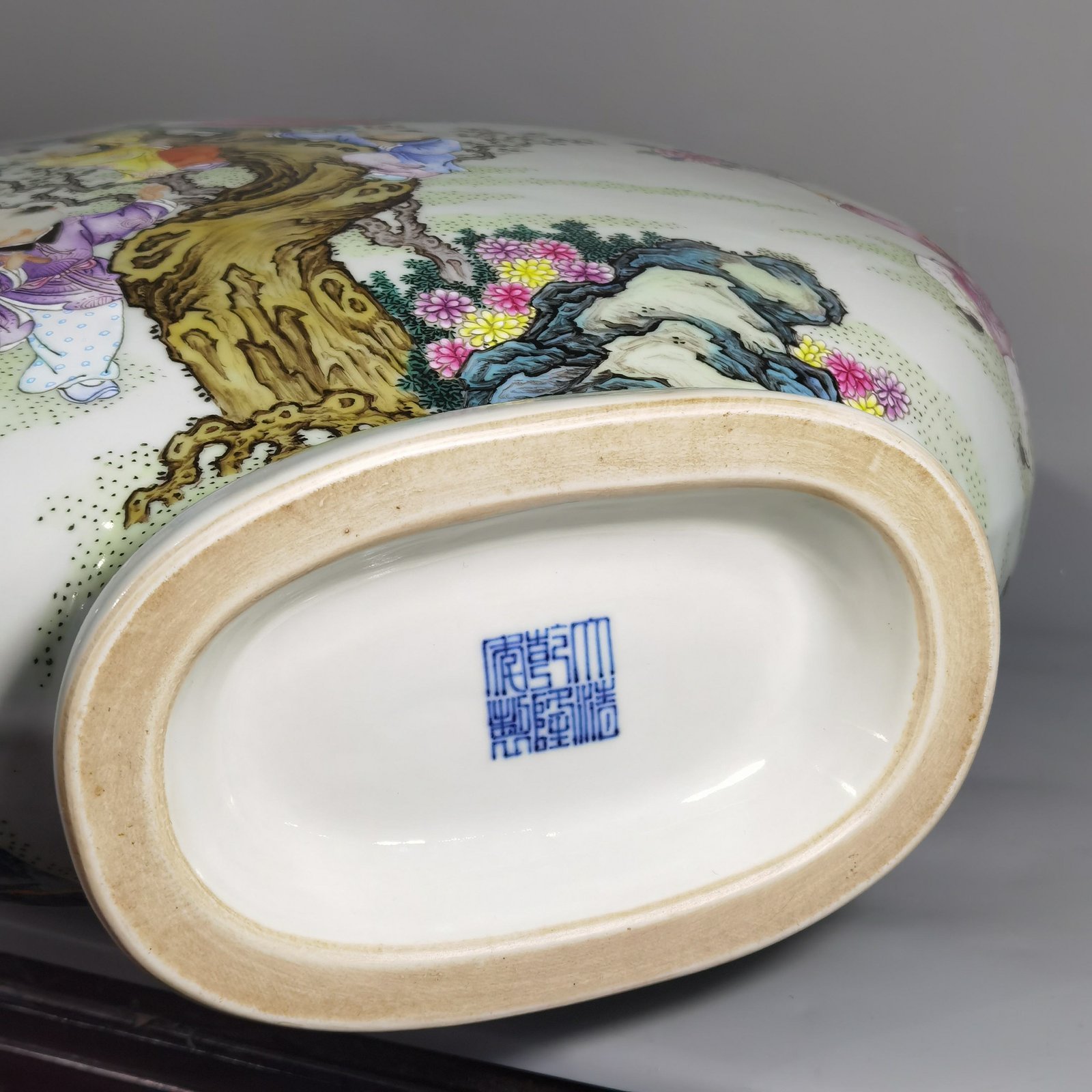 Qing Dynasty Qianlong famille rose flat vase with two ears and a poem written by a boy on a peach