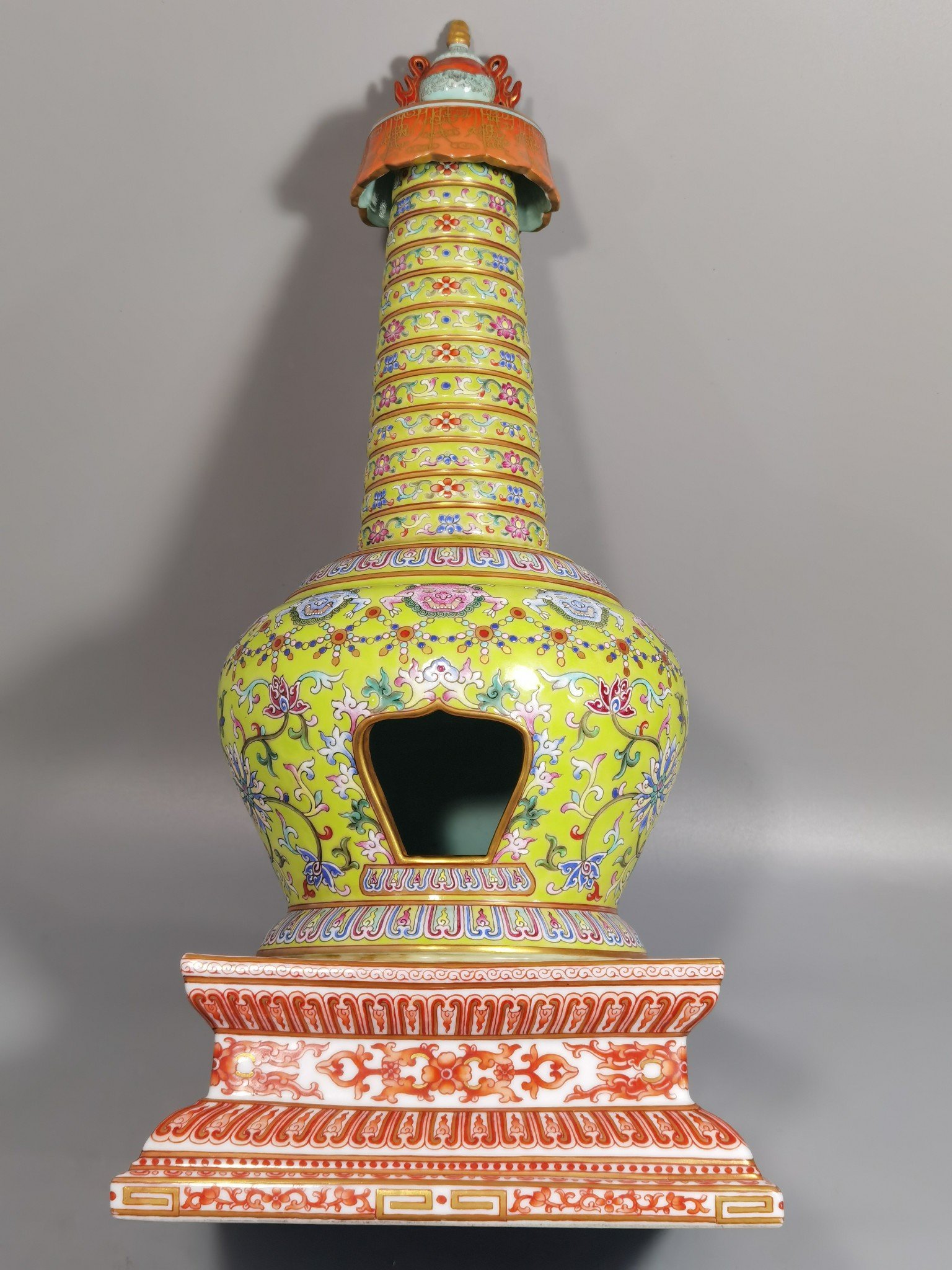 Qing Dynasty Qianlong pastel green lotus pattern Buddhist utensil name of the pagoda