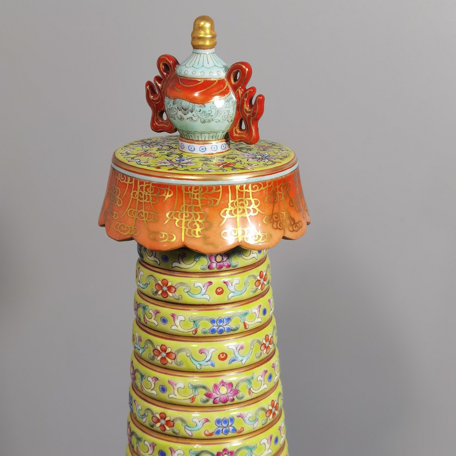 Qing Dynasty Qianlong pastel green lotus pattern Buddhist utensil name of the pagoda