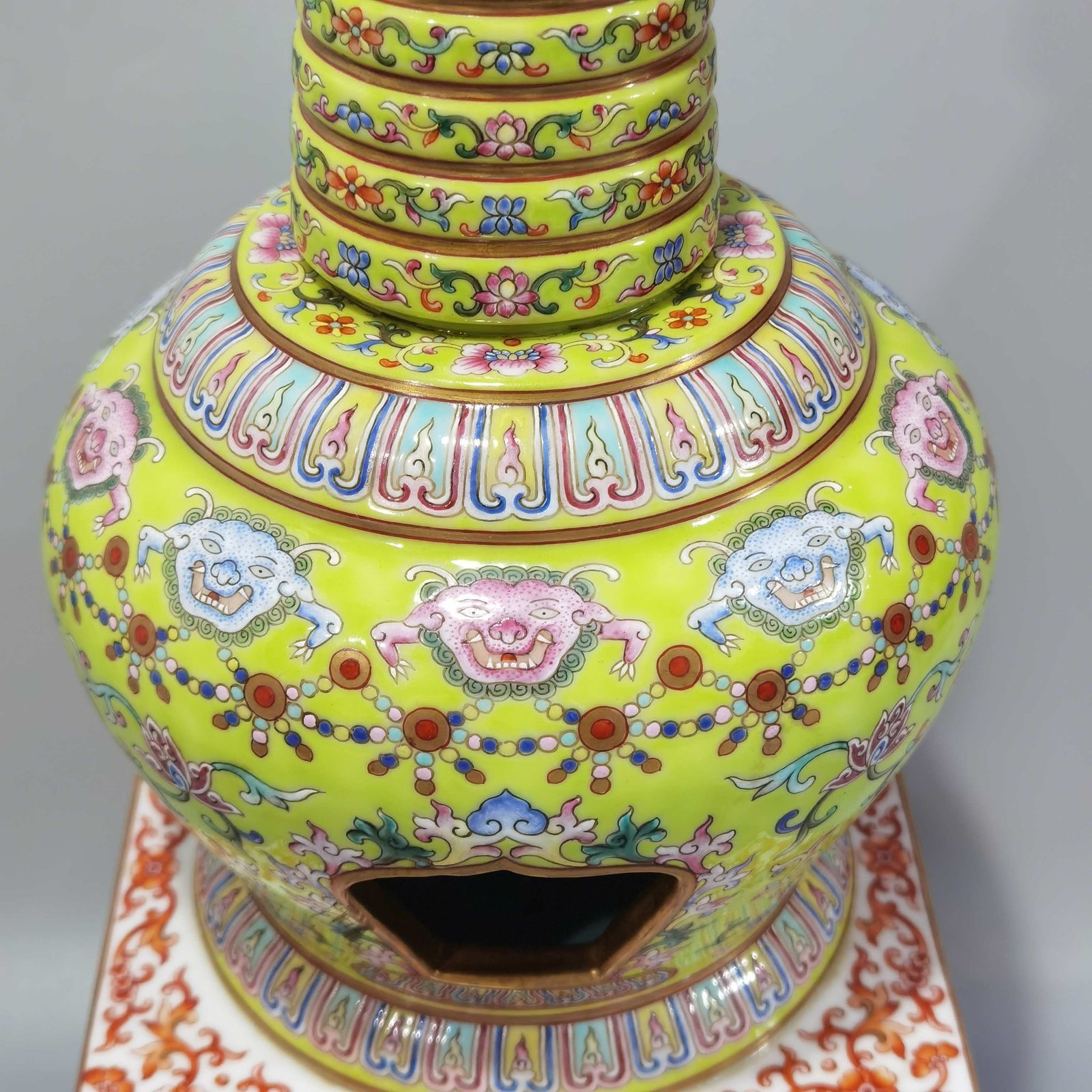 Qing Dynasty Qianlong pastel green lotus pattern Buddhist utensil name of the pagoda