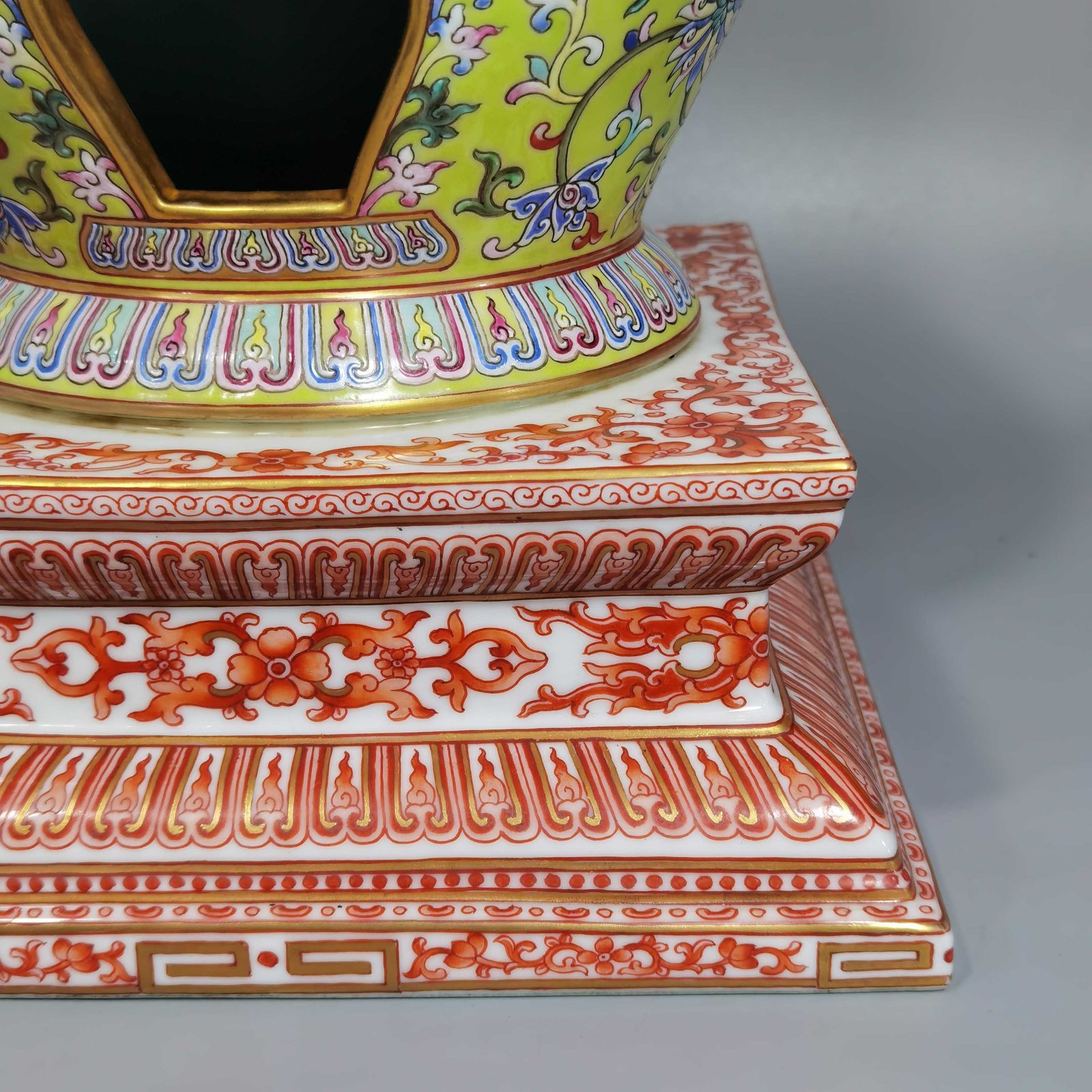 Qing Dynasty Qianlong pastel green lotus pattern Buddhist utensil name of the pagoda