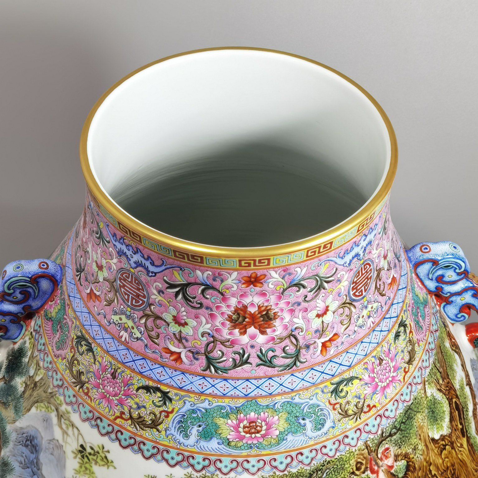 Qing Dynasty Qianlong pastel panoramic view of hundreds of animals Ruyi Erfu bucket statue