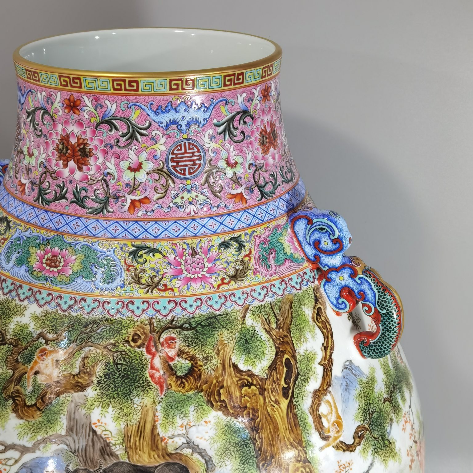 Qing Dynasty Qianlong pastel panoramic view of hundreds of animals Ruyi Erfu bucket statue