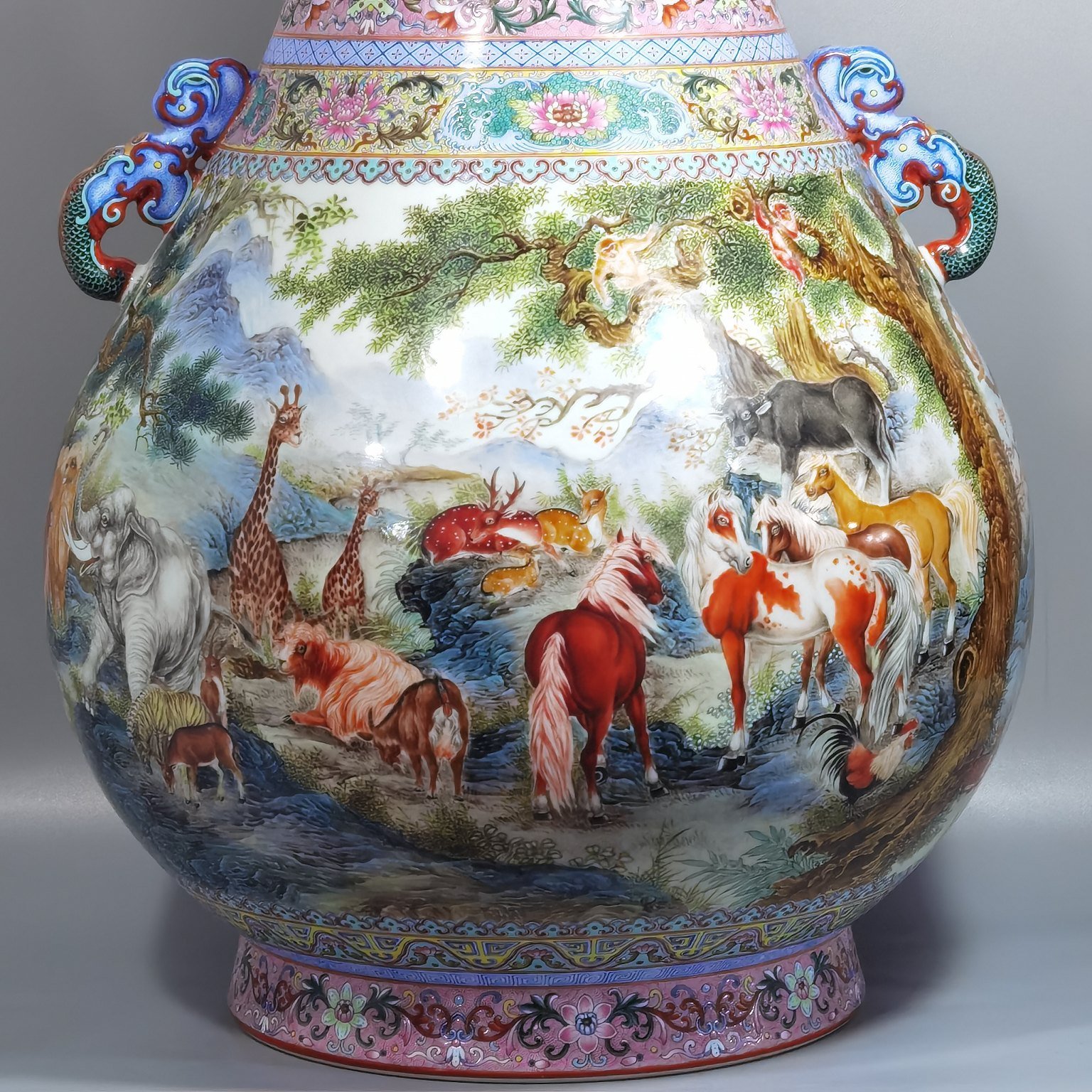Qing Dynasty Qianlong pastel panoramic view of hundreds of animals Ruyi Erfu bucket statue