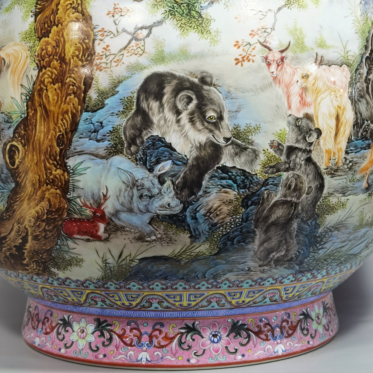 Qing Dynasty Qianlong pastel panoramic view of hundreds of animals Ruyi Erfu bucket statue