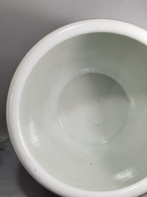 Qing Dynasty Qianlong a gold-colored pastel white flower vat that does not fall to the ground