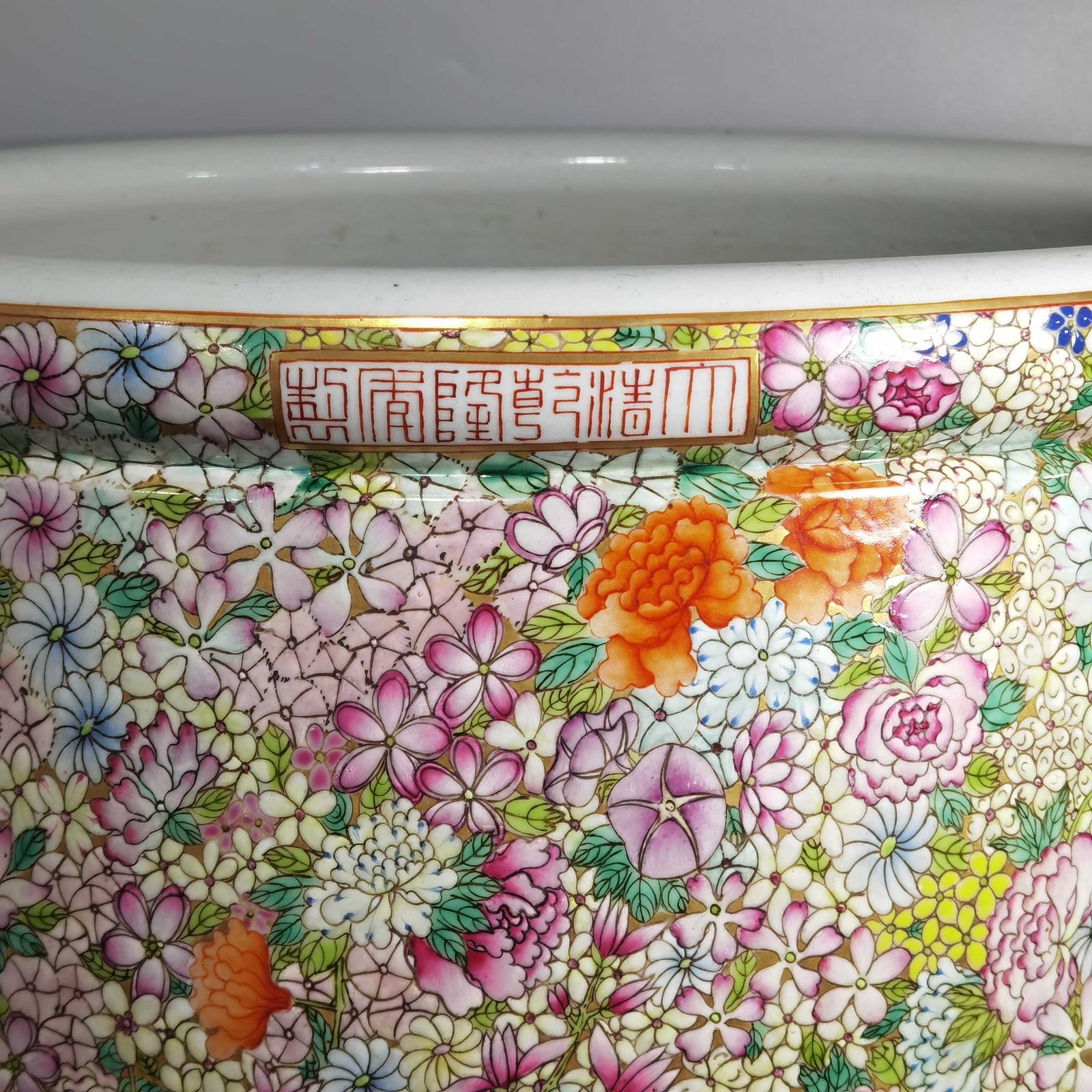 Qing Dynasty Qianlong a gold-colored pastel white flower vat that does not fall to the ground