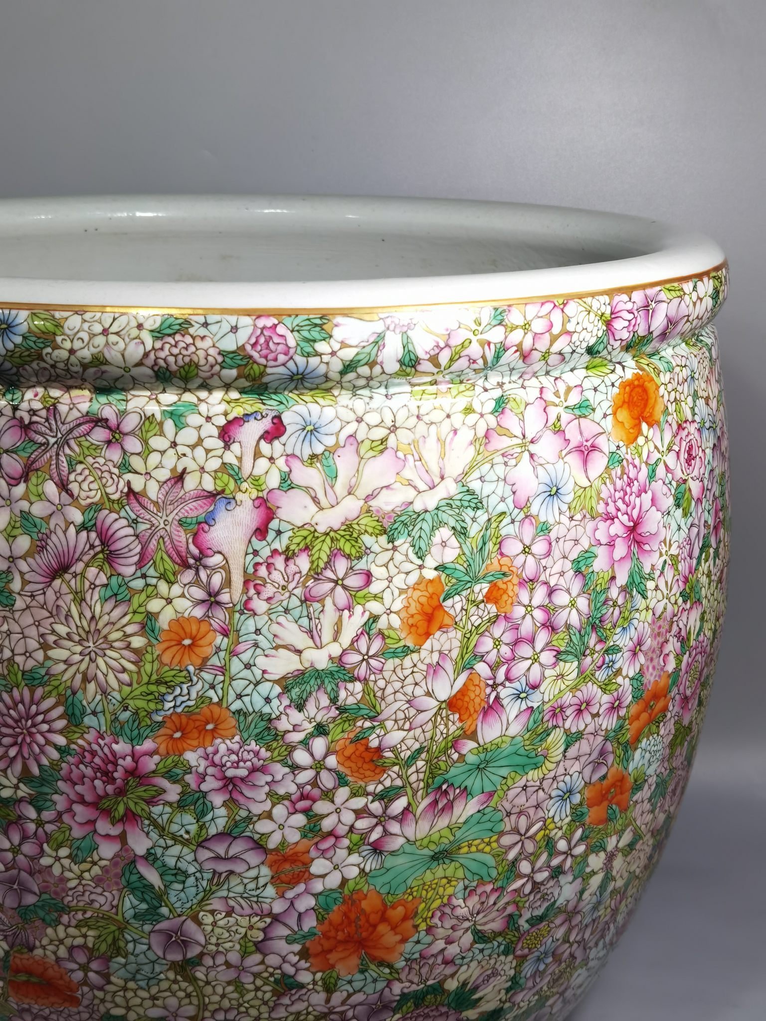 Qing Dynasty Qianlong a gold-colored pastel white flower vat that does not fall to the ground