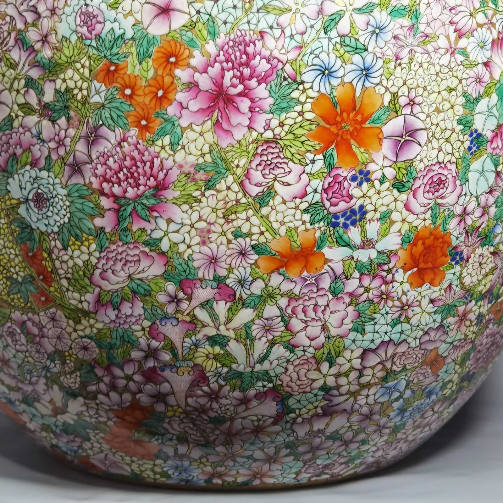 Qing Dynasty Qianlong a gold-colored pastel white flower vat that does not fall to the ground