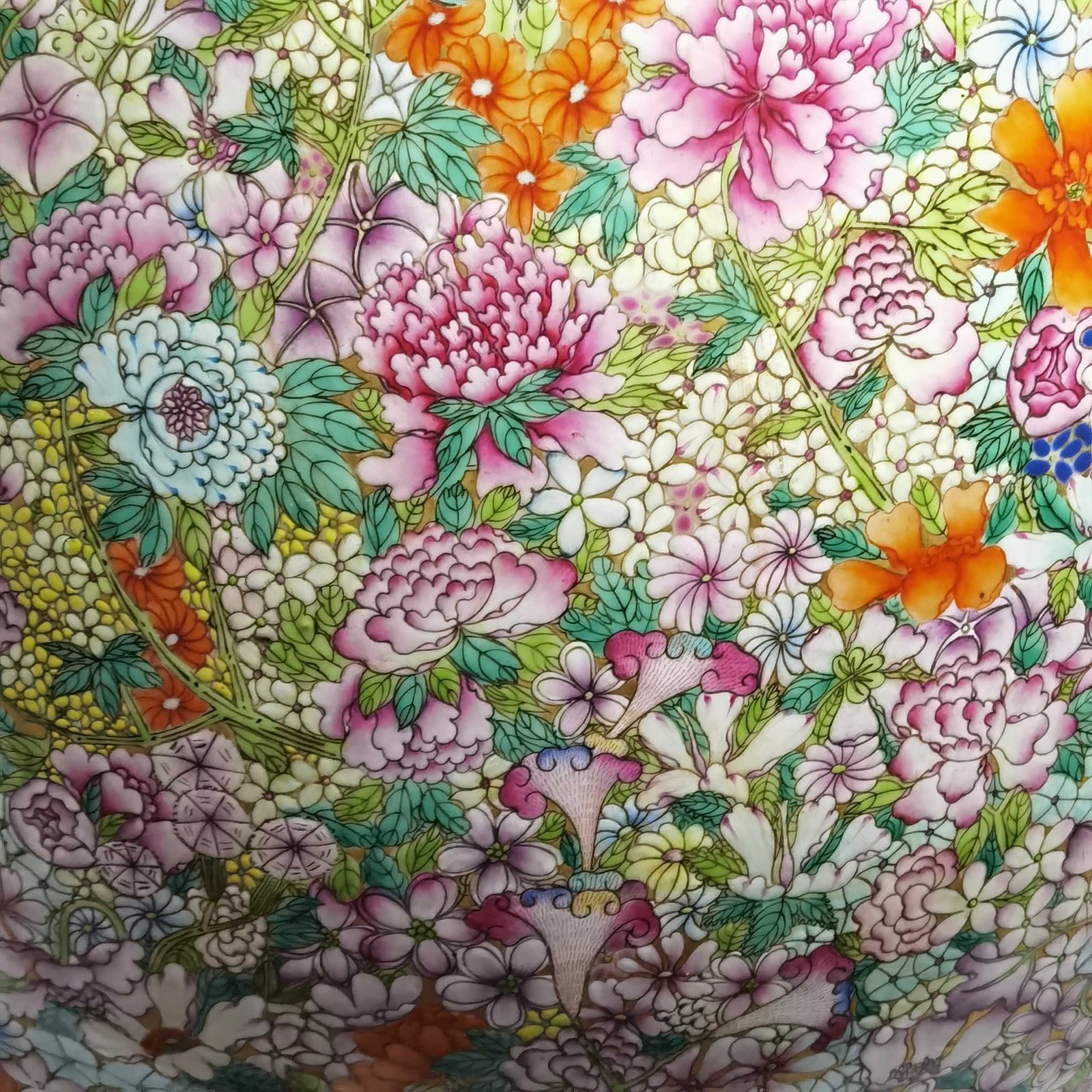 Qing Dynasty Qianlong a gold-colored pastel white flower vat that does not fall to the ground