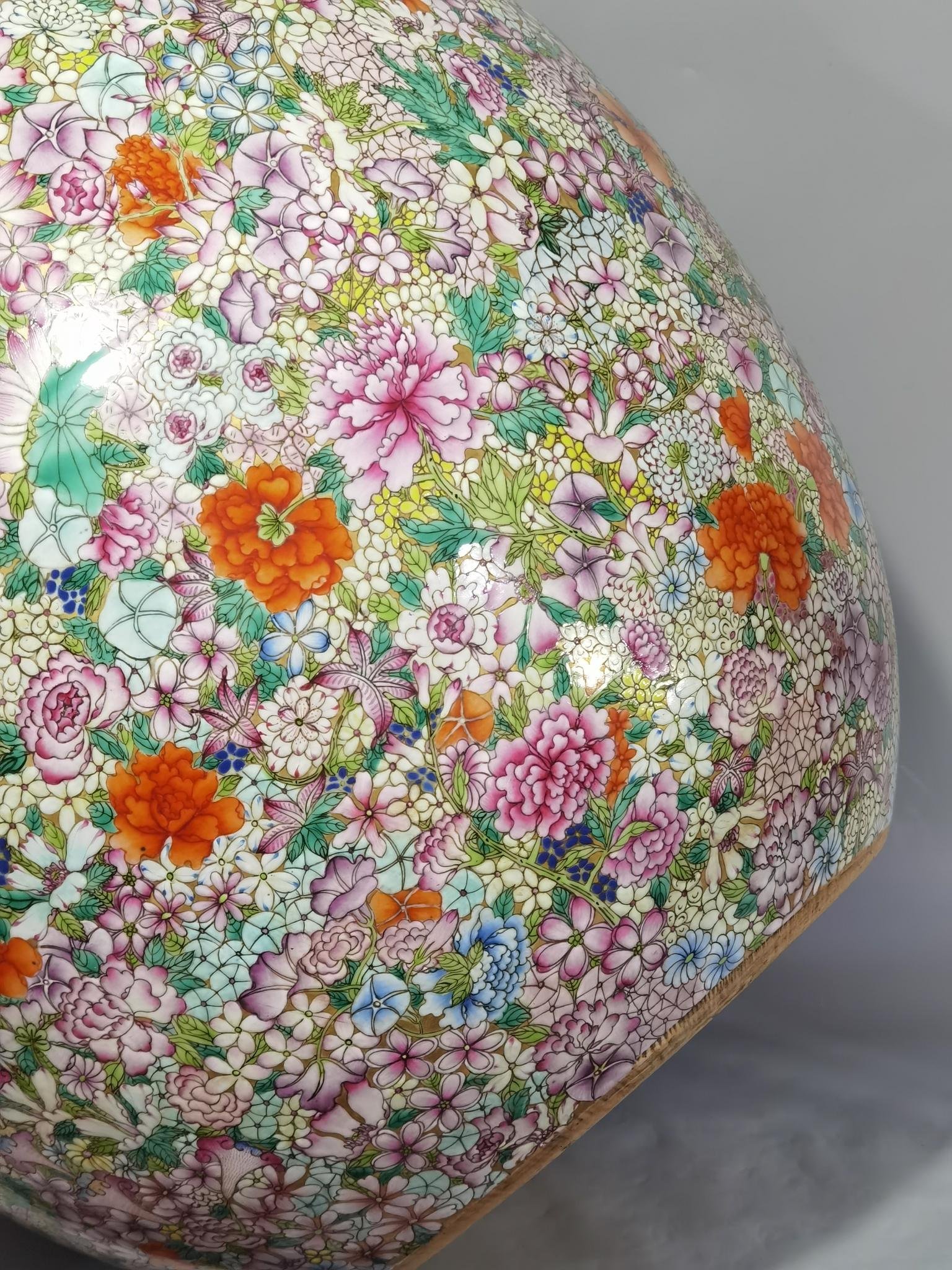 Qing Dynasty Qianlong a gold-colored pastel white flower vat that does not fall to the ground