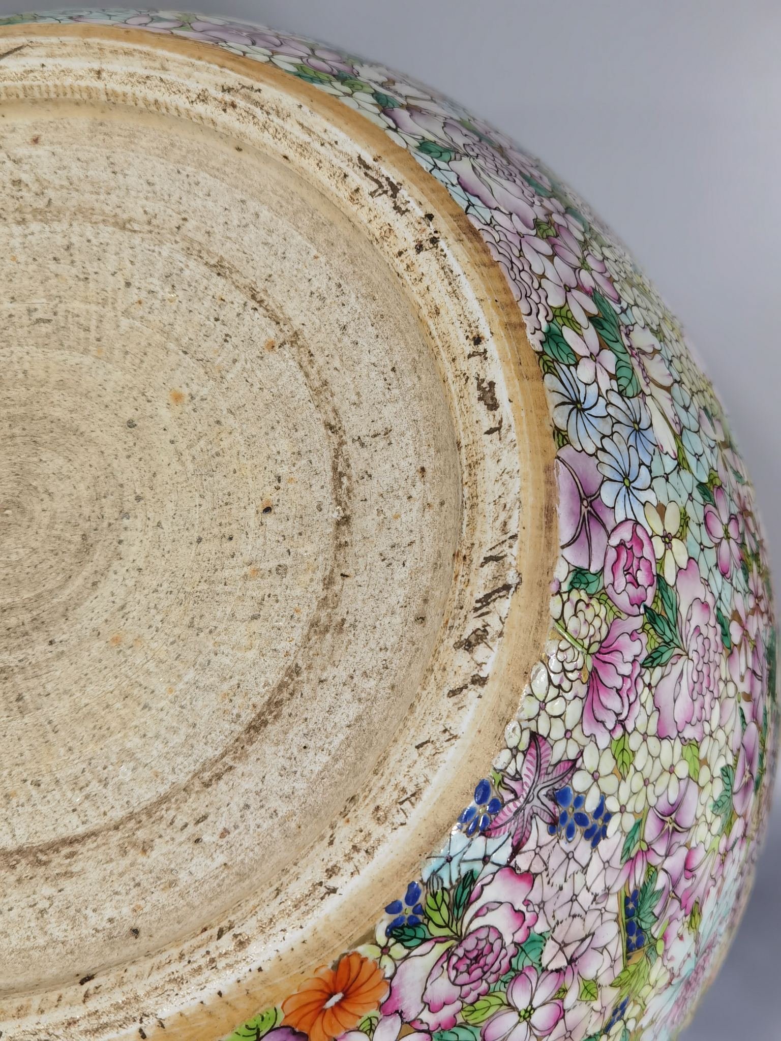 Qing Dynasty Qianlong a gold-colored pastel white flower vat that does not fall to the ground