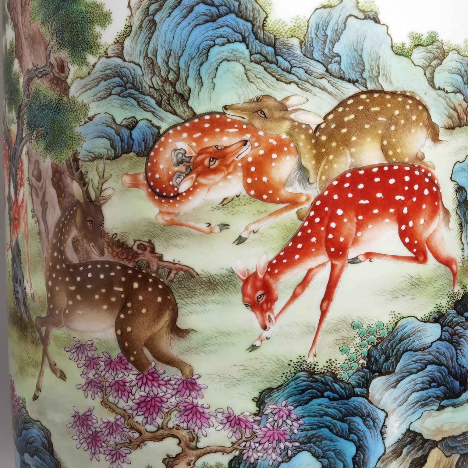 Qing Dynasty Qianlong Yangcai lantern bottle with pine and deer pictures