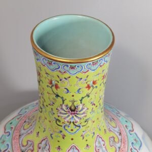 Qing Dynasty Qianlong pastel panoramic view dragon boat racing celestial sphere bottle