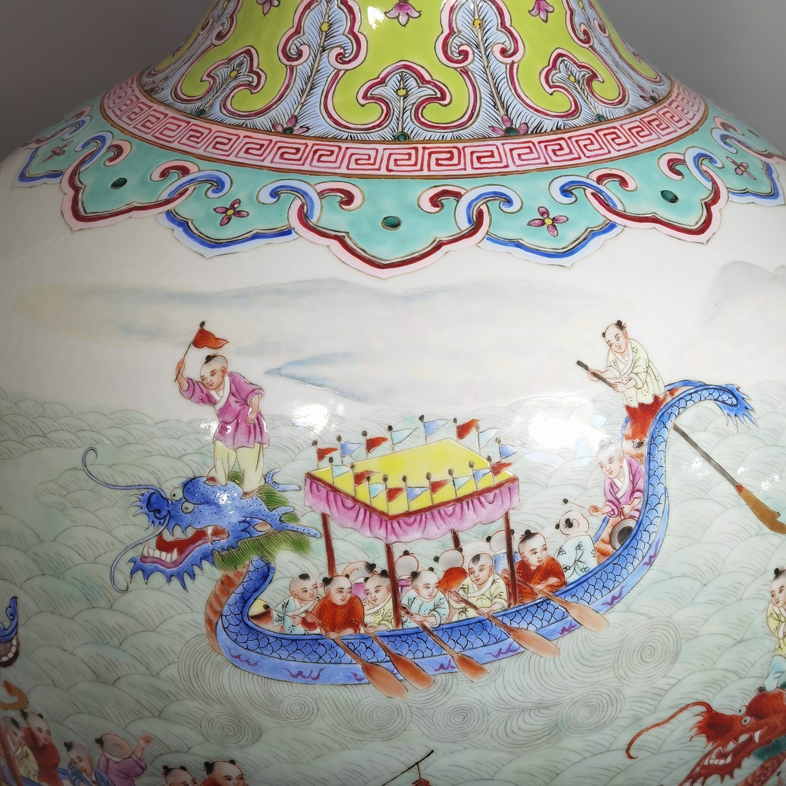 Qing Dynasty Qianlong pastel panoramic view dragon boat racing celestial sphere bottle