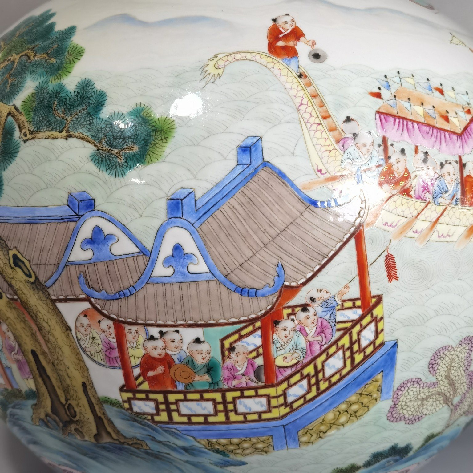 Qing Dynasty Qianlong pastel panoramic view dragon boat racing celestial sphere bottle