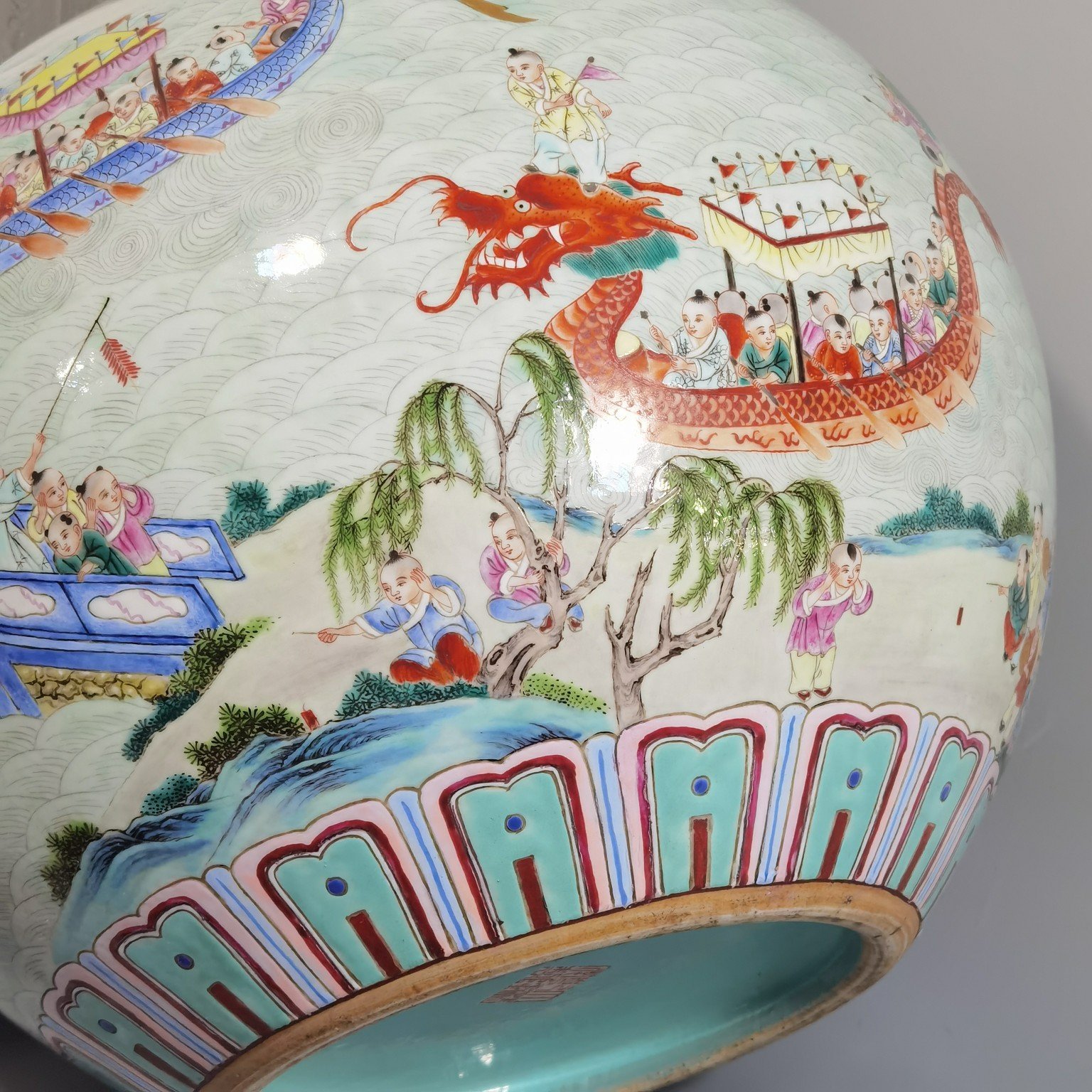 Qing Dynasty Qianlong pastel panoramic view dragon boat racing celestial sphere bottle