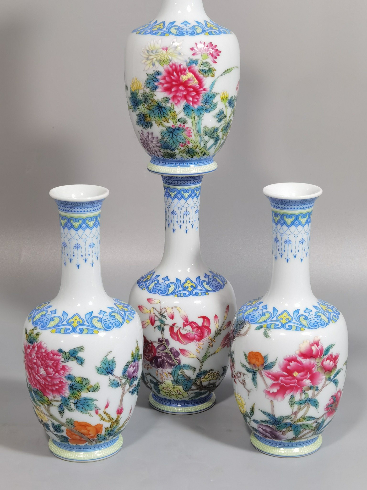 Qing Dynasty Yongzheng a set of enamel vases with twelve flower gods on top and bottom
