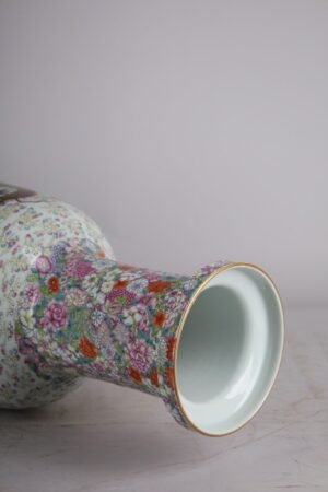 Qing Dynasty Yongzheng pastel seawater Kowloon Xiangyun stick vase