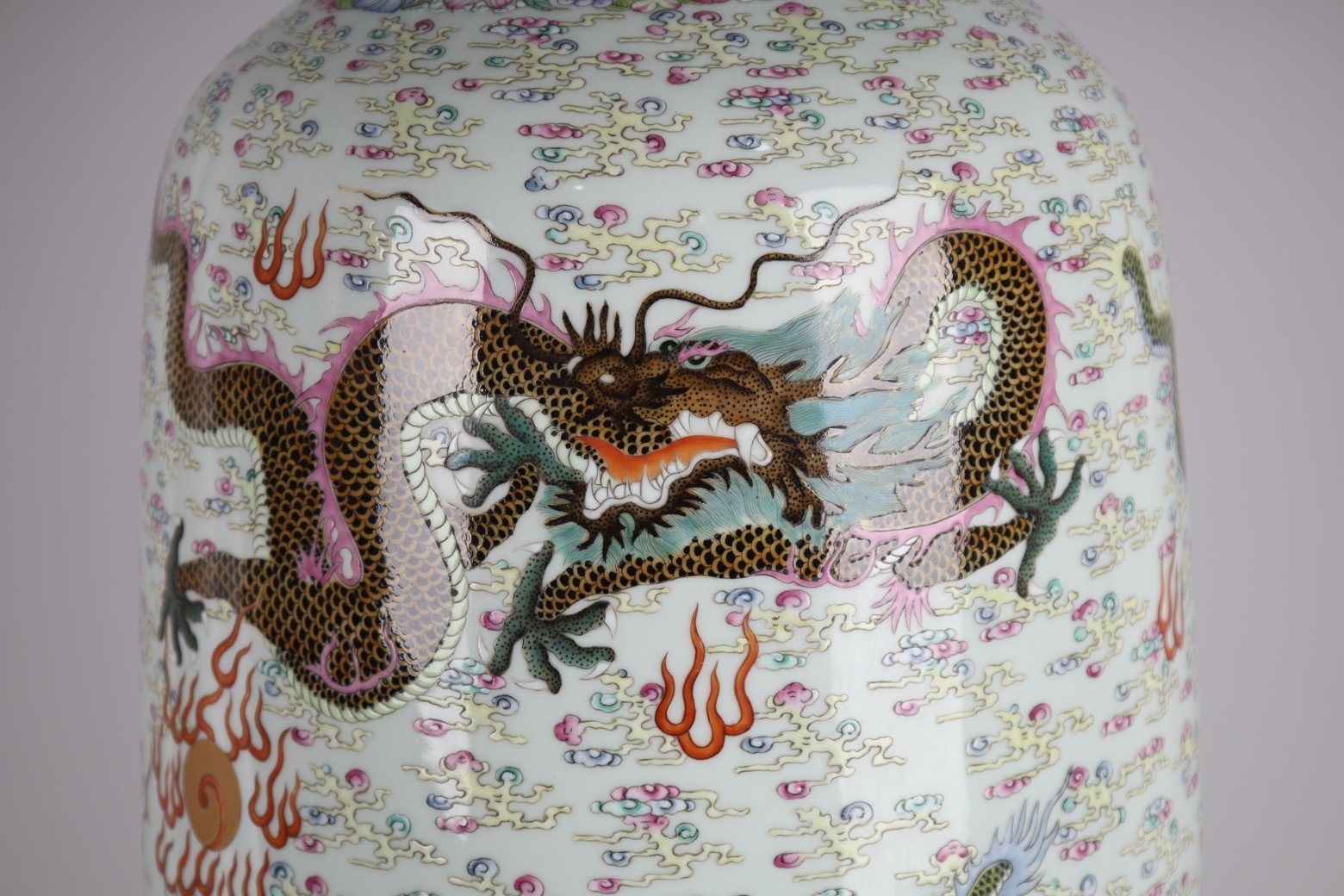 Qing Dynasty Yongzheng pastel seawater Kowloon Xiangyun stick vase