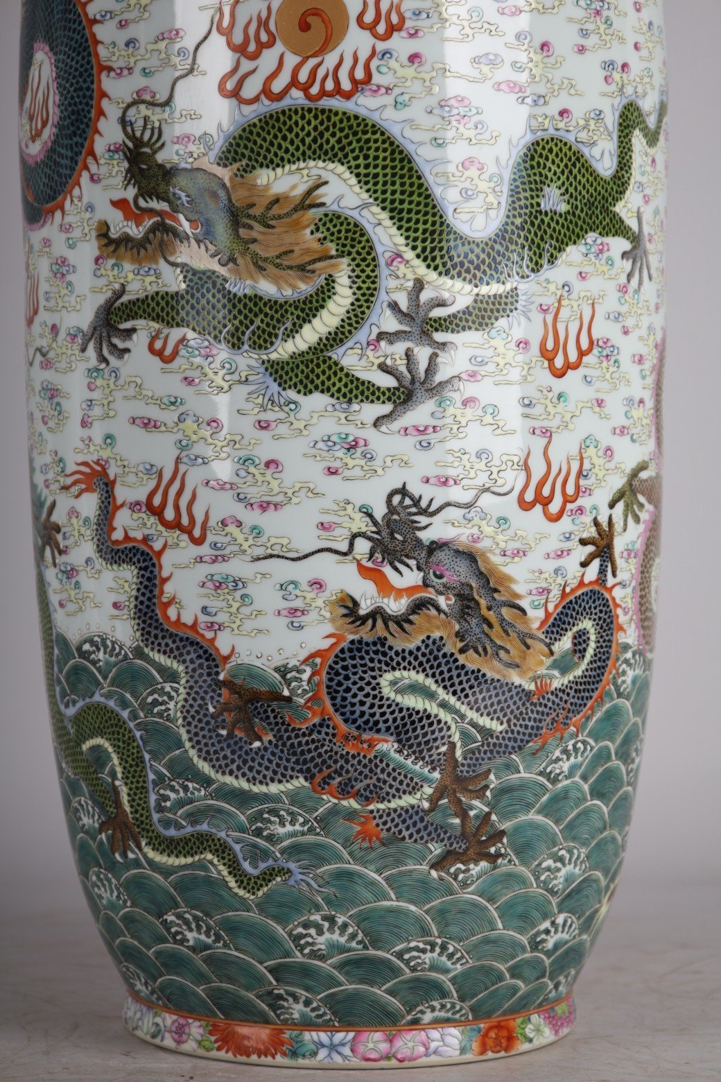 Qing Dynasty Yongzheng pastel seawater Kowloon Xiangyun stick vase