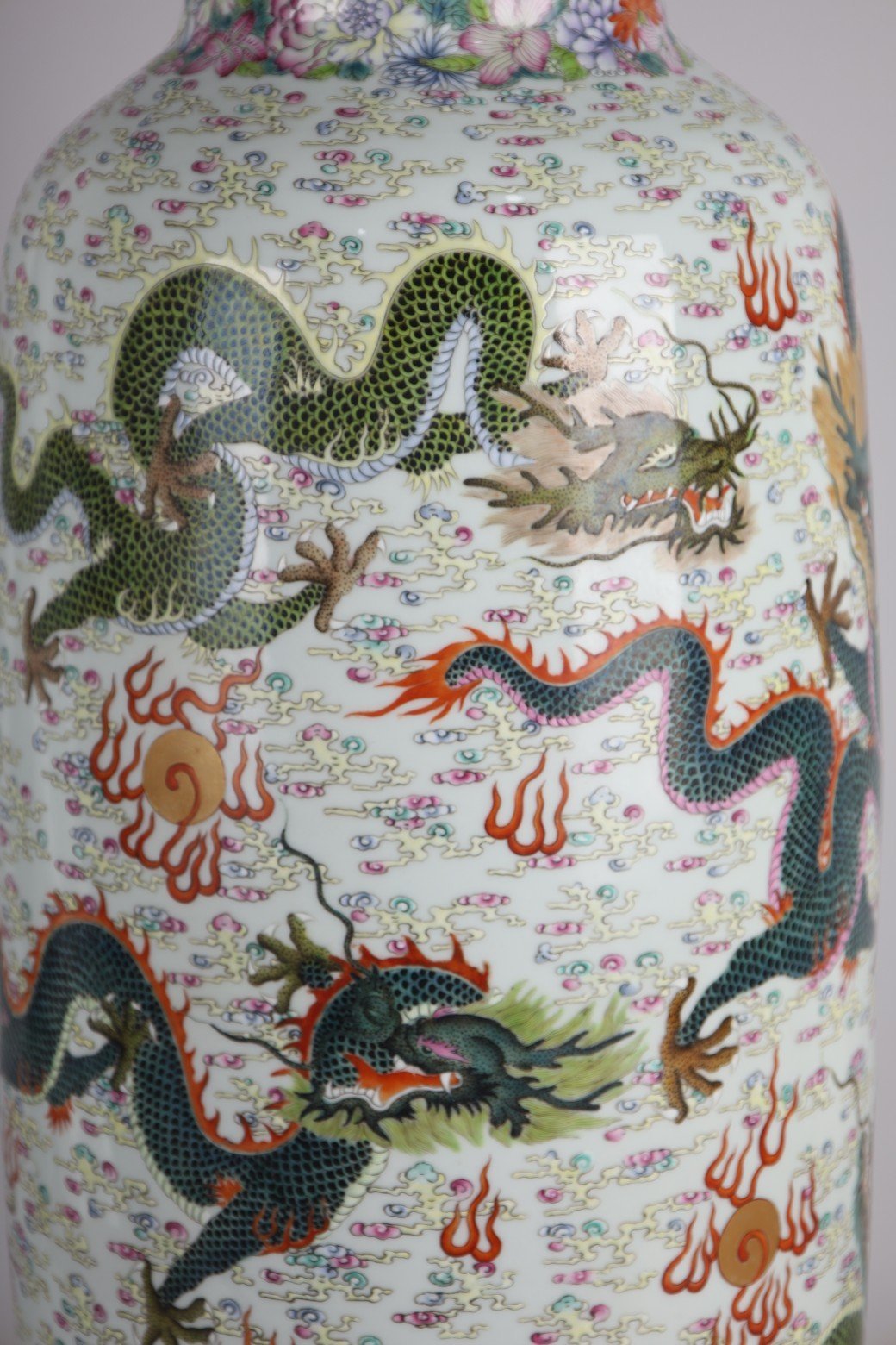 Qing Dynasty Yongzheng pastel seawater Kowloon Xiangyun stick vase