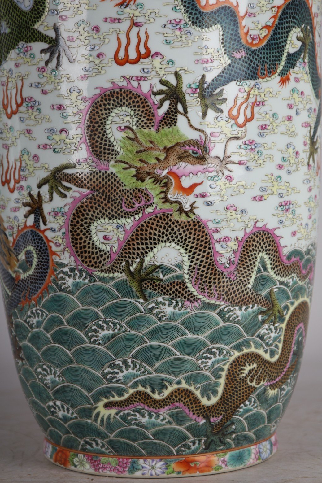 Qing Dynasty Yongzheng pastel seawater Kowloon Xiangyun stick vase