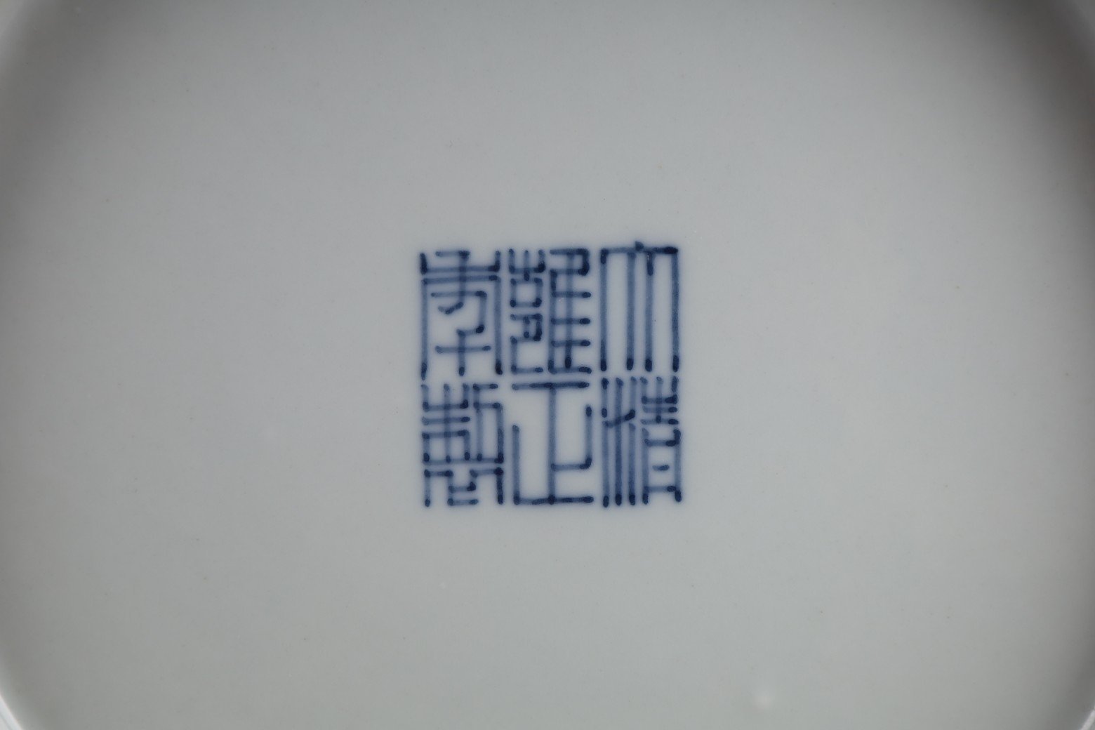 Qing Dynasty Yongzheng pastel seawater Kowloon Xiangyun stick vase