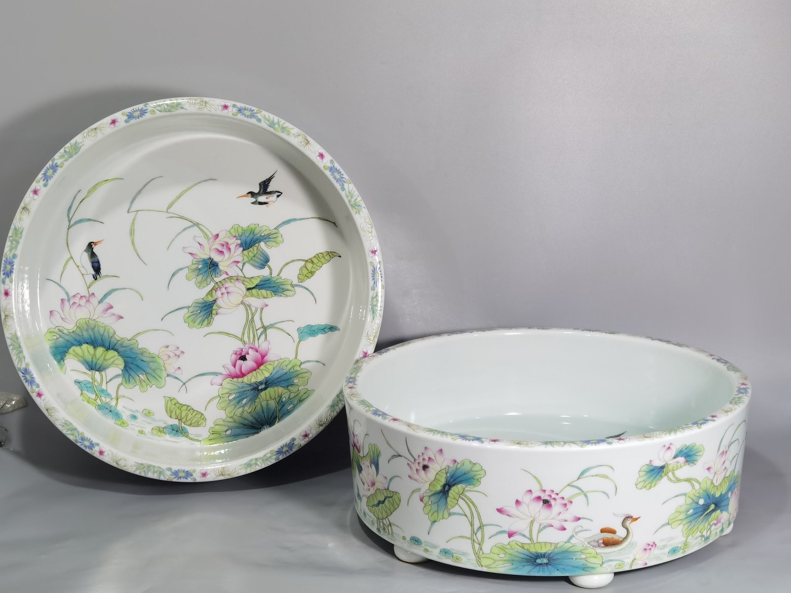 Qing Dynasty Yongzheng pastel mandarin duck lotus white dew and kingfisher high foot wash