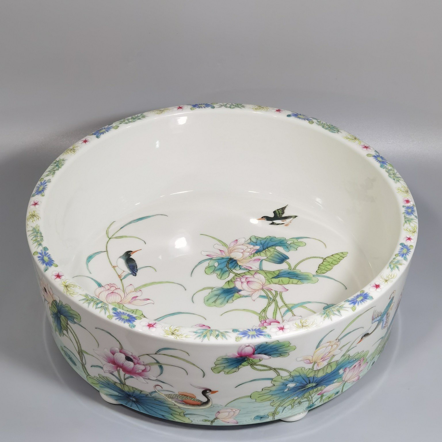 Qing Dynasty Yongzheng pastel mandarin duck lotus white dew and kingfisher high foot wash