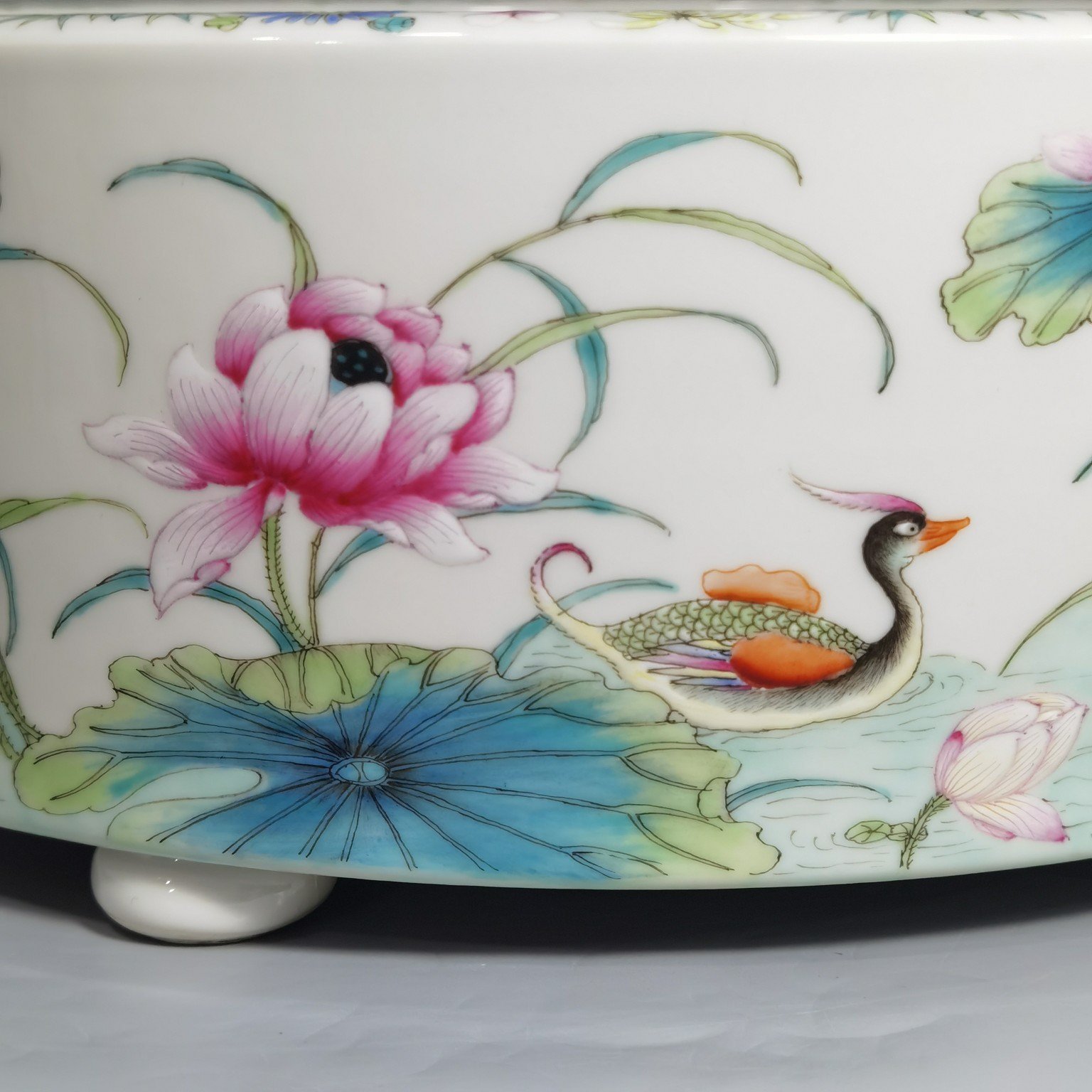 Qing Dynasty Yongzheng pastel mandarin duck lotus white dew and kingfisher high foot wash