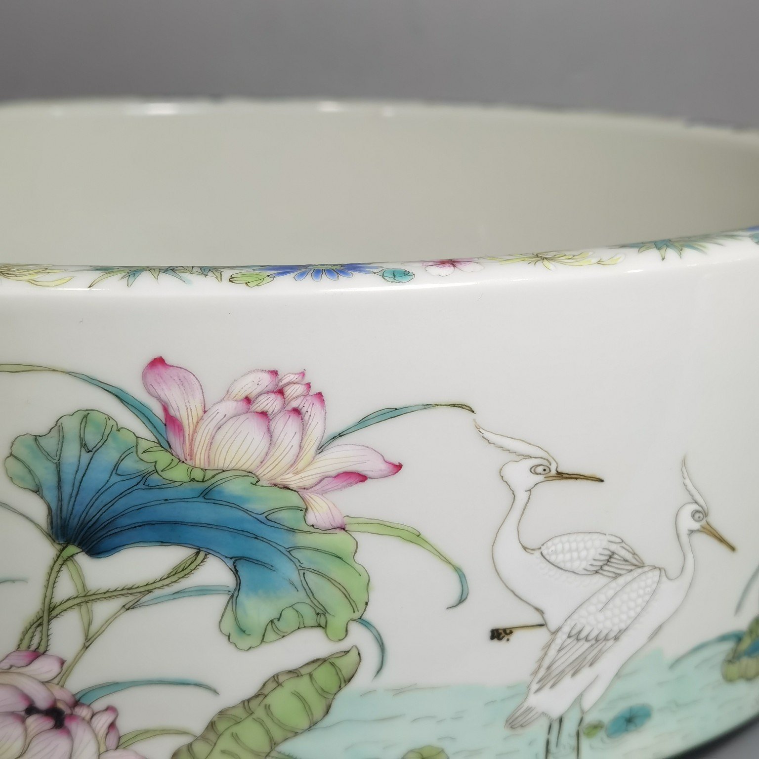 Qing Dynasty Yongzheng pastel mandarin duck lotus white dew and kingfisher high foot wash