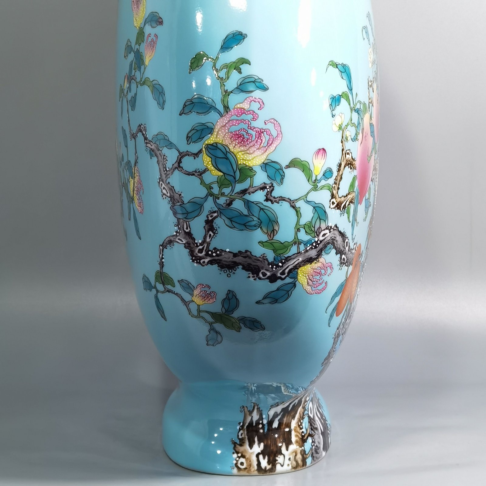 Qing Dynasty Qianlong turquoise green ground pastel double ears holding the moon flat vase