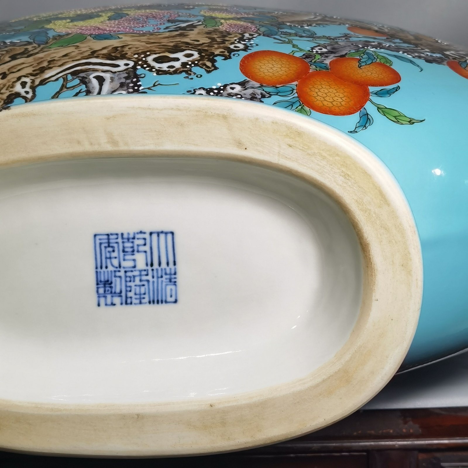 Qing Dynasty Qianlong turquoise green ground pastel double ears holding the moon flat vase