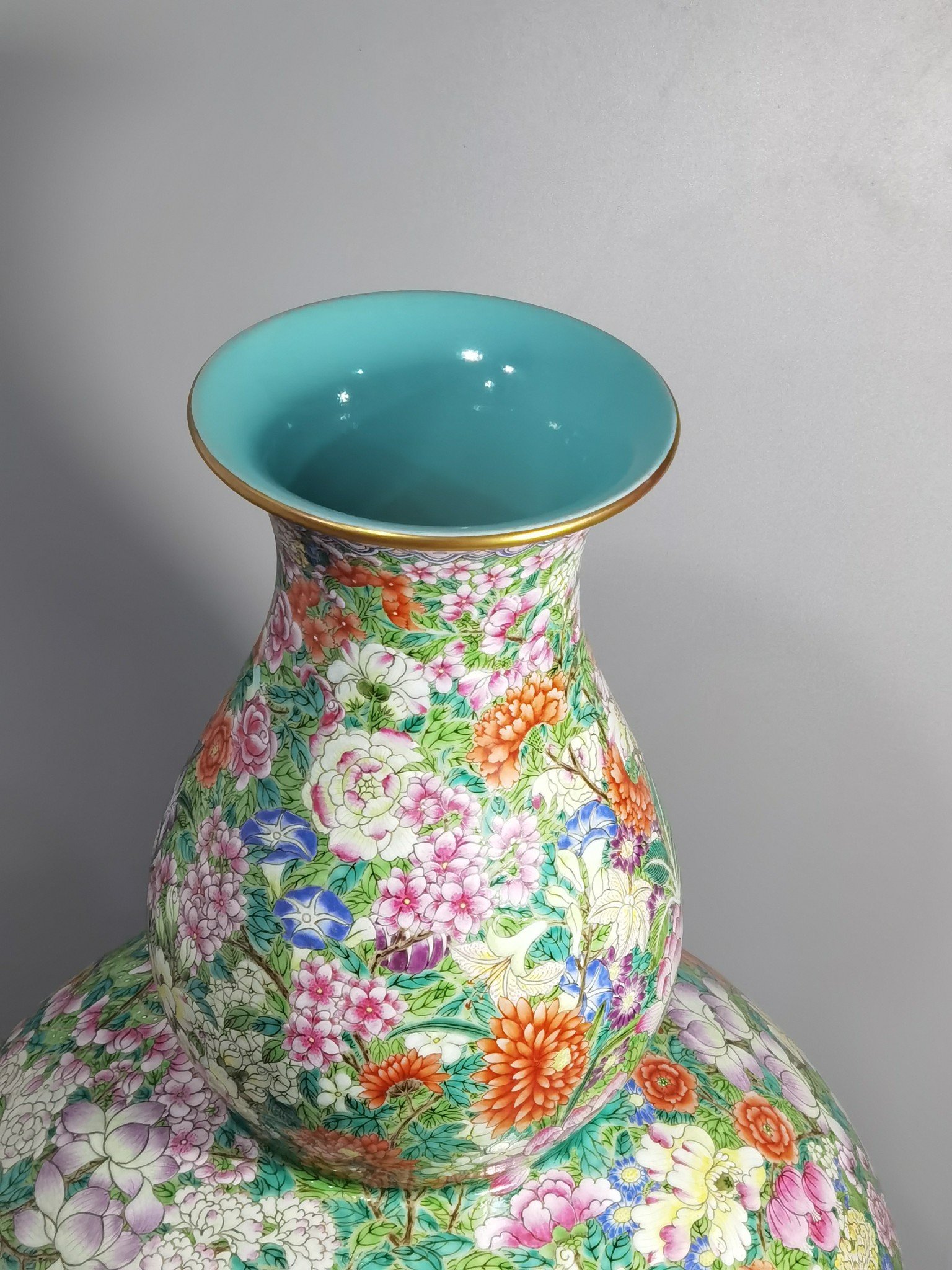 Qing Dynasty Qianlong The size of the Daji Zun with Yangcai and Ten Thousand Flowers