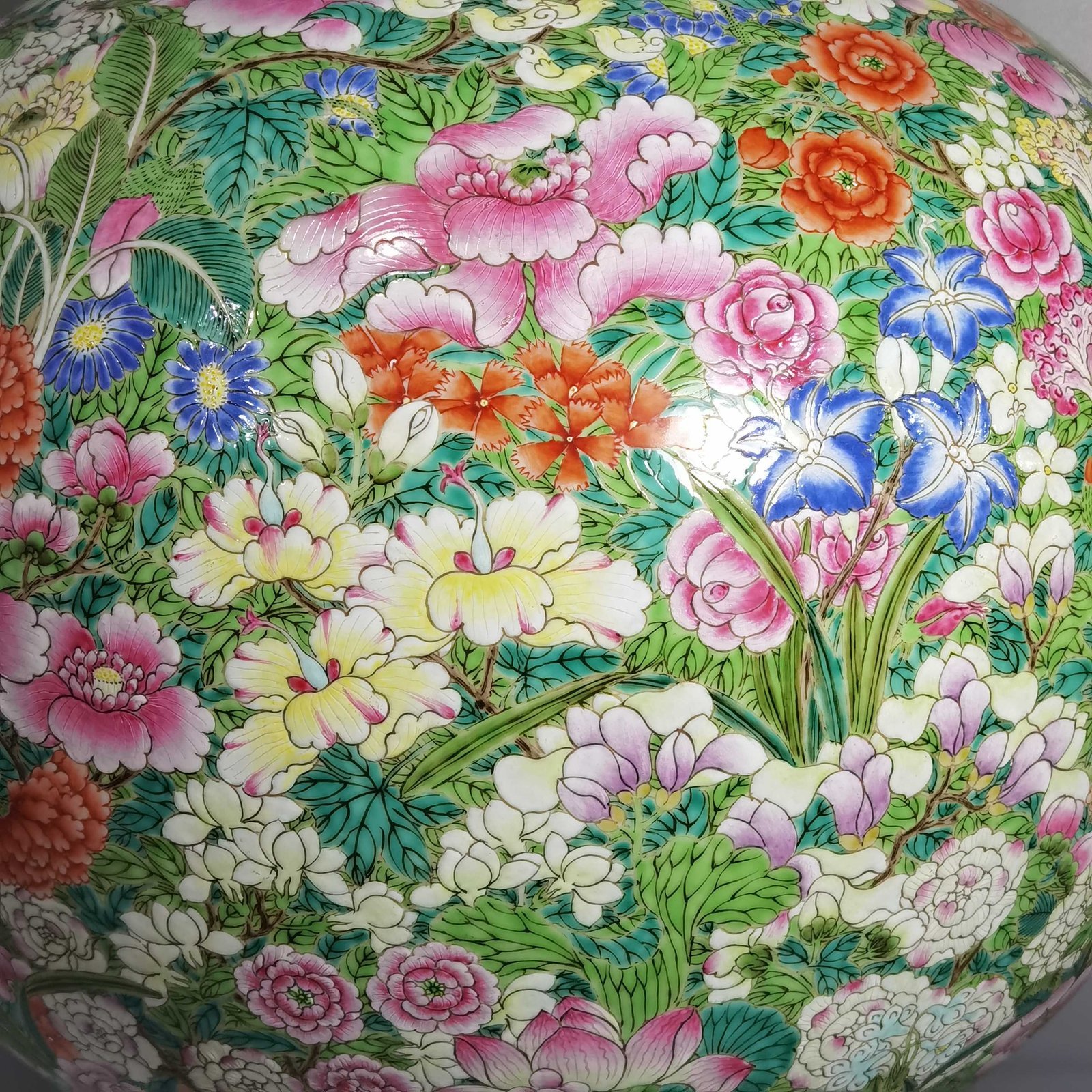 Qing Dynasty Qianlong The size of the Daji Zun with Yangcai and Ten Thousand Flowers