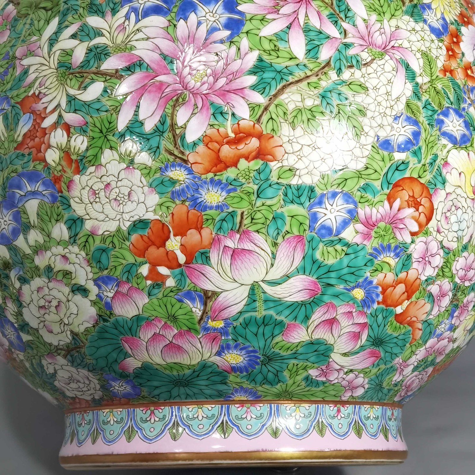 Qing Dynasty Qianlong The size of the Daji Zun with Yangcai and Ten Thousand Flowers