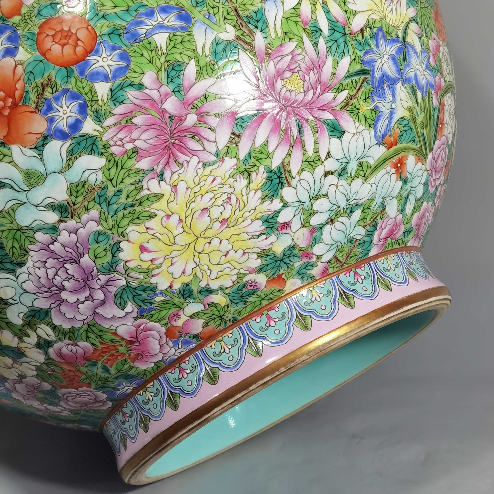 Qing Dynasty Qianlong The size of the Daji Zun with Yangcai and Ten Thousand Flowers