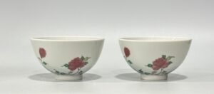 Oing Dynasty Yongzheng Langmei Pavilion modelOing red cup with colorful floral patterns
